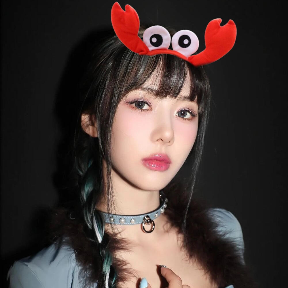 Hyeoniears's profile picture. Yoohyeon wearing a crab headband.
